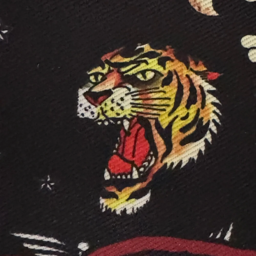 NWT Ed Hardy Eve Print Graphic Tote w/Chain (16”x10”bag size) w/zip - Picture 5 of 10